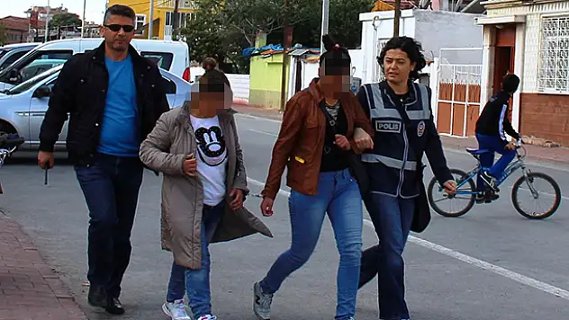 Konya'da tokalı kadın hırsızlar yakayı ele verdi