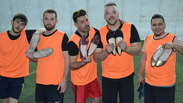 Konya'da topuklu ayakkabı ve babet giyen erkekler kadın futbolcularla maç yaptı