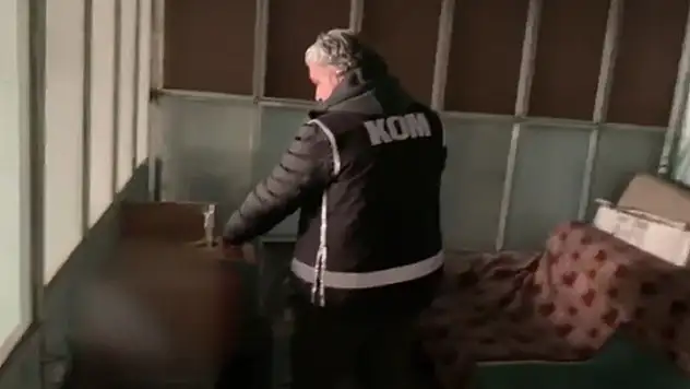 Konya'da tornacının, ürettiği sahte alkolleri bandrol yapıştırarak orijinal diye sattığı ortaya çıktı
