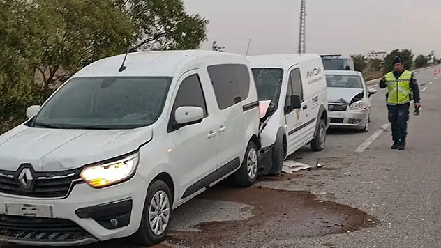 Konya'da toz taşınımı nedeniyle meydana gelen zincirleme kazada 6 kişi yaralandı
