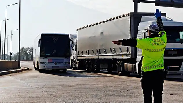 Konya'da trafik denetimlerinde 3 bin 179 sürücüye ceza kesildi