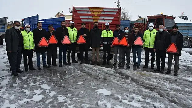 Konya'da trafik ekipleri kazaları önlemek için araçlara reflektör dağıttı
