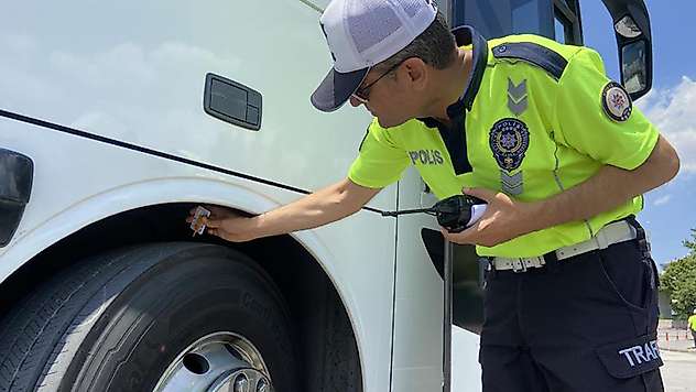 Konya'da trafik ekiplerinden yolculara hayat kurtaran uyarı
