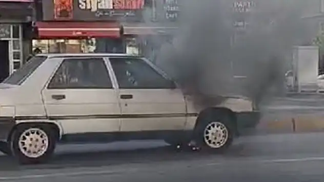 Konya'da trafik ışıklarında bekleyen otomobilde yangın