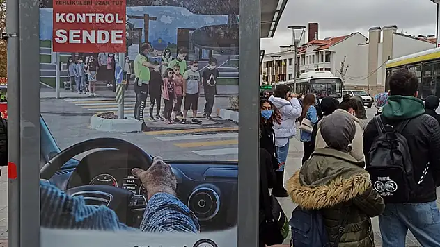 Konya'da trafik kazalarına karşı afişle bilinçlendirme çalışması yapıldı

