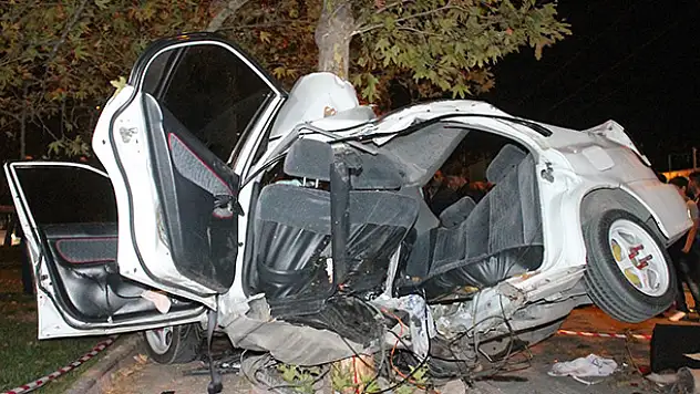 Konya'da trafik kazası : Hurdaya dönen otomobilden sağ çıktılar