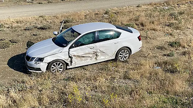 Konya'da trafik kazası: İki araç kavşakta kafa kafaya geldi