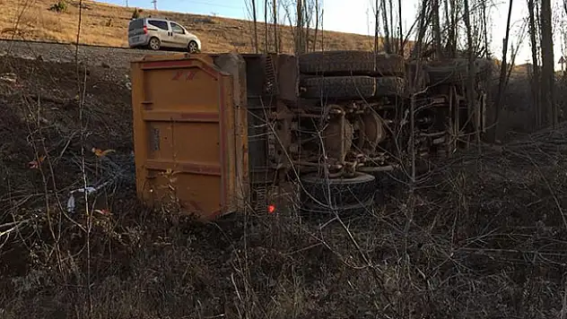 Konya'da trafik kazası - Kamyon şarampole devrildi: 1 yaralı