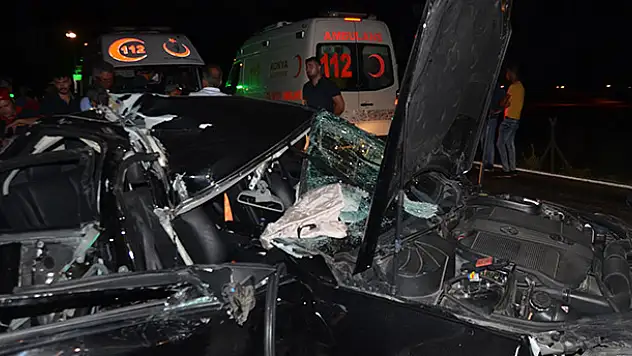 Konya'da trafik kazası : Yeni evli çift gelinlik ve damatlıkla hastaneye kaldırıldı