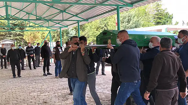 Konya'da trafik kazasında ölen anne ile kızı toprağa verildi
