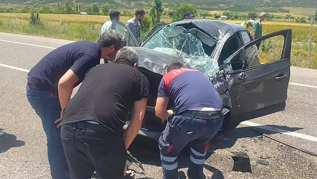 Konya'da trafik levhasına çarpan otomobil devrildi: 3 yaralı
