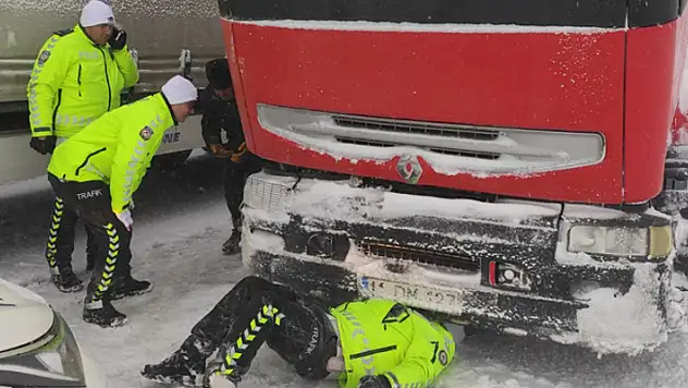 Konya'da trafik polisi, eksi 8 derecede karın üzerine yatıp tırın arızasını giderdi

