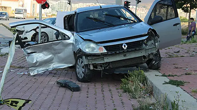 Konya'da trafik polisi kazada yaralandı, kardeşi öldü
