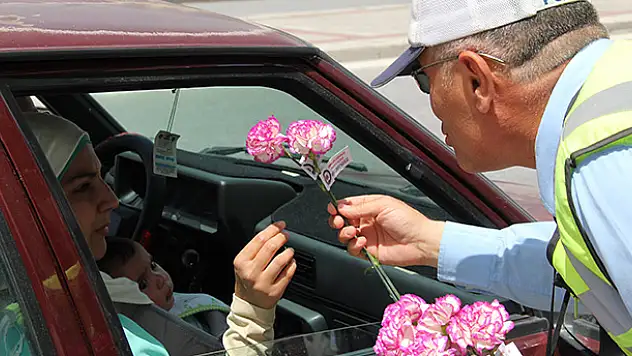 Konya'da trafik polisinden kadın sürücülere karanfil sürprizi