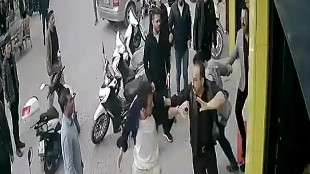 Konya'da trafikte otomobil sürücüsüyle tartışan üniversiteli motosikletliyi, 8 kişi dövdü! Hepsi serbest kaldı
