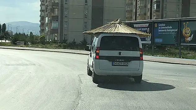 Konya'da trafikte 'plaj şemsiyesi' ile seyreden araca ceza kesildi