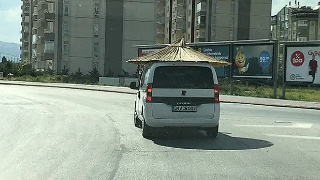 Konya'da trafikte 'plaj şemsiyesi' ile seyreden araç