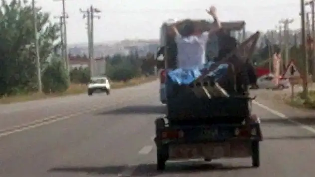 Konya'da trafikte şok görüntü! Üç tekerlekli motosiklette oynayarak yolculuk yaptılar