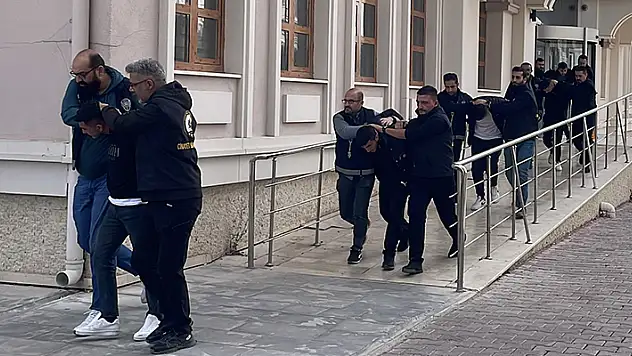 Konya'da trafikte tartıştığı kişi öldüren zanlı ve ona yardım eden 8 şüpheli adliyeye sevk edildi
