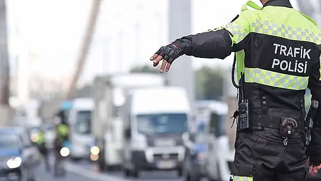 Konya'da trafikte tehlikeli araç kullanan sürücüye 7 bin 129 lira para cezası kesildi
