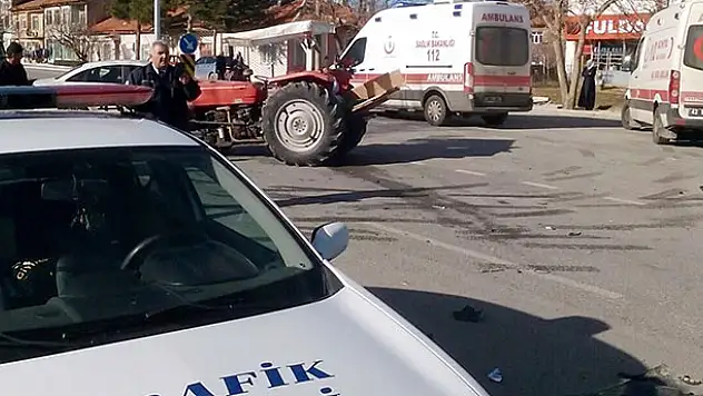 Konya'da traktör ile hafif ticari araç çarpıştı