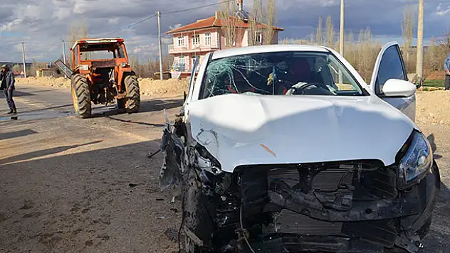 Konya'da traktör ile hafif ticari araç çarpıştı: 5 yaralı