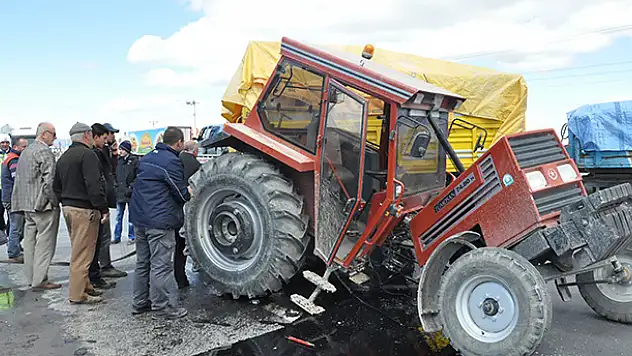 Konya'da traktör ile otomobil çarpıştı: 3 yaralı