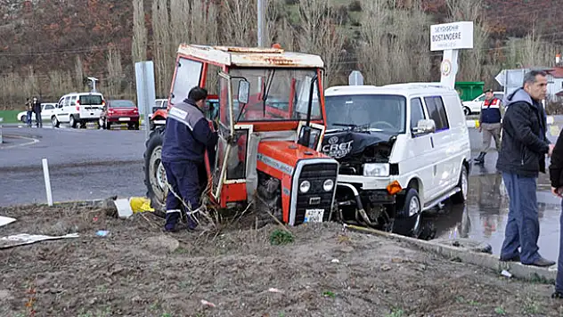 Konya'da traktörle minibüs çarpıştı: 4 yaralı