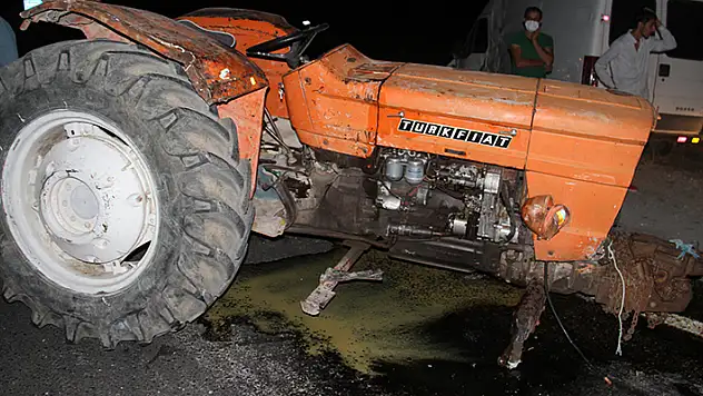 Konya'da  traktörle minibüs çarpıştı: 4 yaralı
