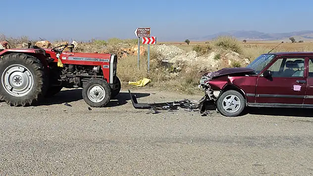 Konya'da traktörle otomobil çarpıştı: 2 yaralı