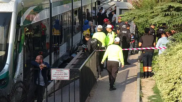 Konya'da tramvay kadına çarptı! Tramvay seferleri durdu... 