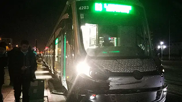Konya'da tramvayla hafif ticari araç çarpıştı: 3 yaralı
