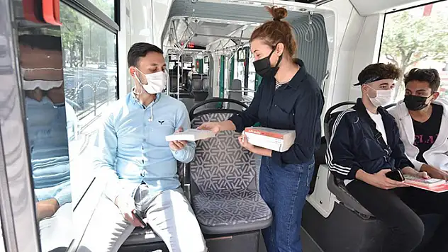 Konya'da tramvaylarda yolculara kitap dağıtıldı
