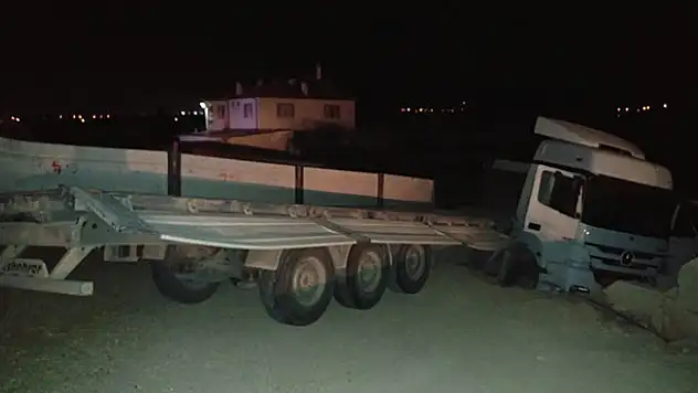 Konya'da traverten taşı yüklü tır yoldan çıktı: 1 yaralı