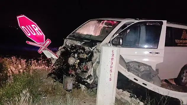 Konya'da trenle çarpışan minibüsteki 4 kişi yaralandı
