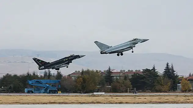 Konya'da TSK ve İngiltere savaş uçakları eğitim uçuşu gerçekleştirdi