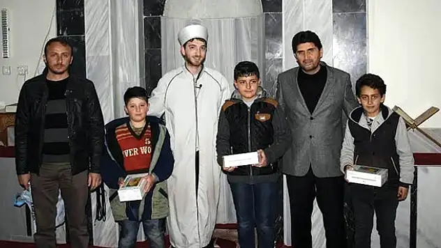 Konya'da tüm namazlarını camide kılan öğrencilere tablet