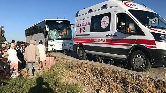 Konya'da tur otobüsü bariyerlere çarptı: 5 yaralı