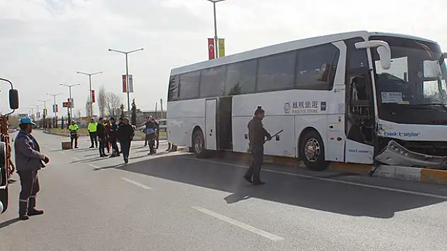 Konya'da Tur otobüsü ile otomobil çarpıştı: 2 yaralı