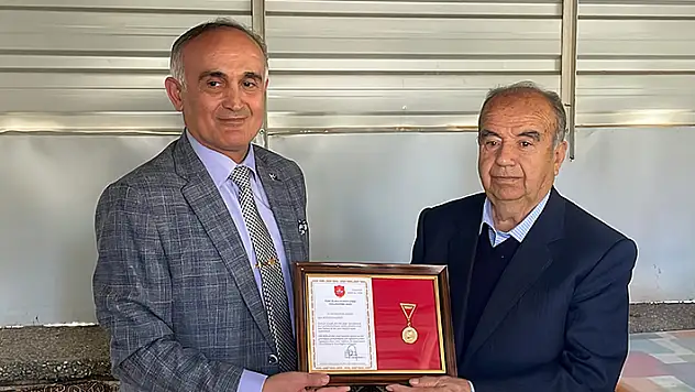 Konya'da, Türk Silahlı Kuvvetlerini Güçlendirme Vakfına bağışta bulunan vatandaşa madalya verildi
