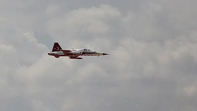 Konya'da Türk Yıldızları filosunda yer alan F5 tipi uçak düştü! Paraşütle atlayan pilot sağ kurtuldu