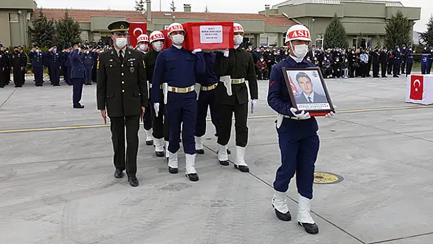 Konya'da Türk Yıldızları uçağının düşmesi sonucu şehit olan pilotun naaşı Trabzon'a uğurlandı
