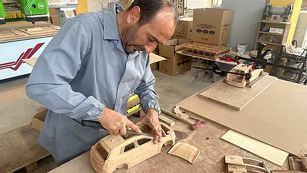 Konya'da Türkiye'nin yerli otomobili Togg'un ahşaptan oyuncağı üretiliyor