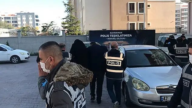 Konya'da tuzaklarına düşürdükleri kişilerin otomobillerini satan şebeke çökertildi