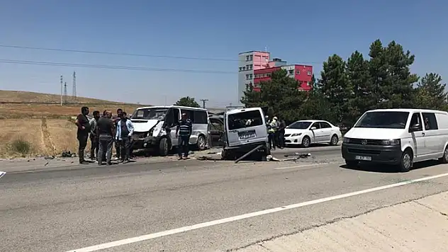 Konya'da üç aracın karıştığı trafik kazasında 7 kişi yaralandı