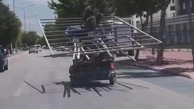 Konya'da üç tekerli motosiklet üzerinde tehlikeli yolculuk! Ölüme davetiye çıkardılar
