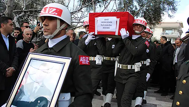 Konya'da uçak kazasında şehit olan asker, Aydın'da son yolculuğuna uğurladı
