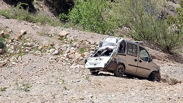 Konya'da uçuruma giden otomobil son anda atladı