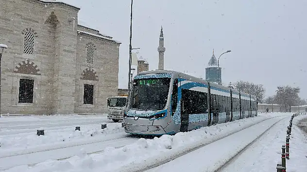 Konya'da ulaşımın açık kalması için tuzlama çalışmaları devam ediyor
