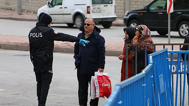 Konya'da umreden dönenlerin karantina süreci devam ediyor